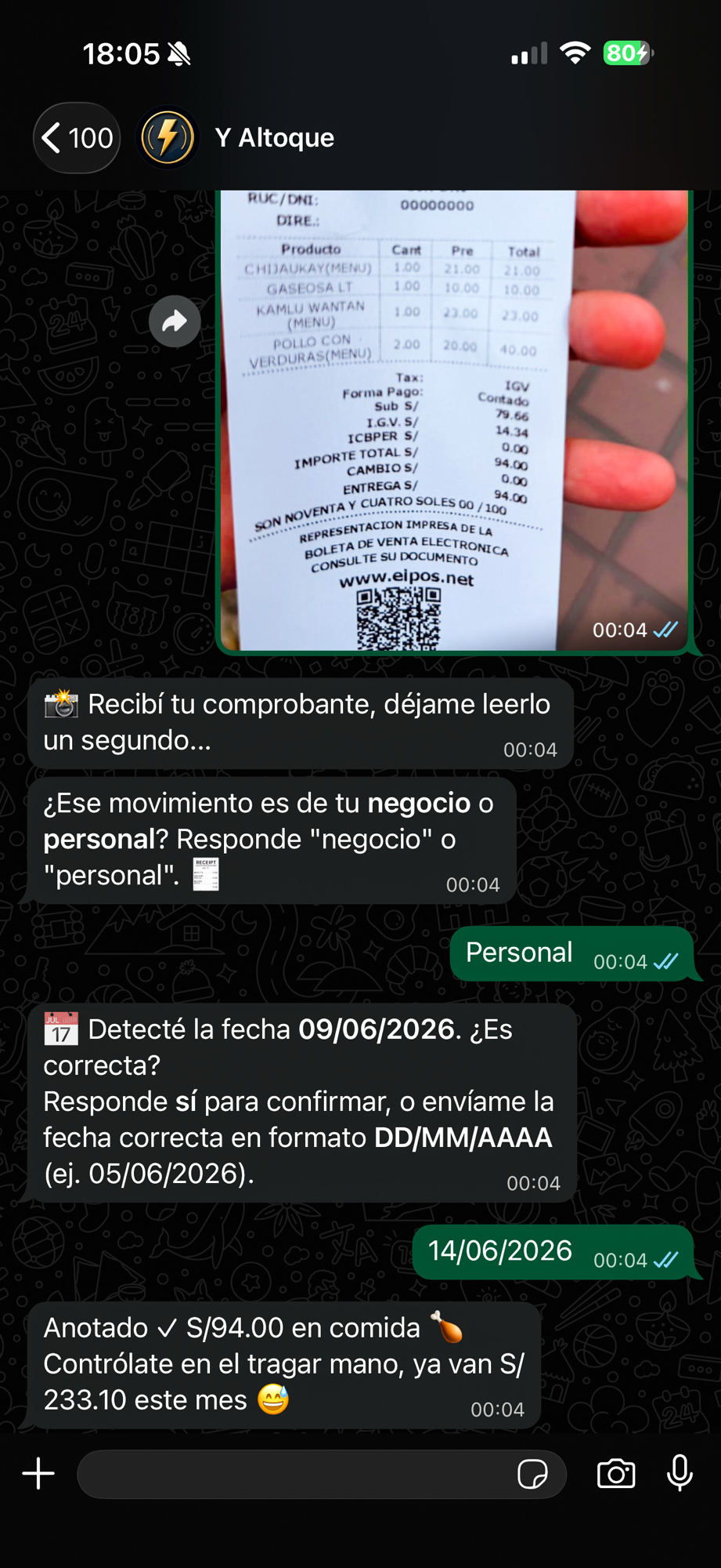 Chat de WhatsApp con Y Altoque: envías la foto de una boleta, la IA la lee, te pregunta si es de negocio o personal, confirma la fecha y registra S/94.00 en comida.